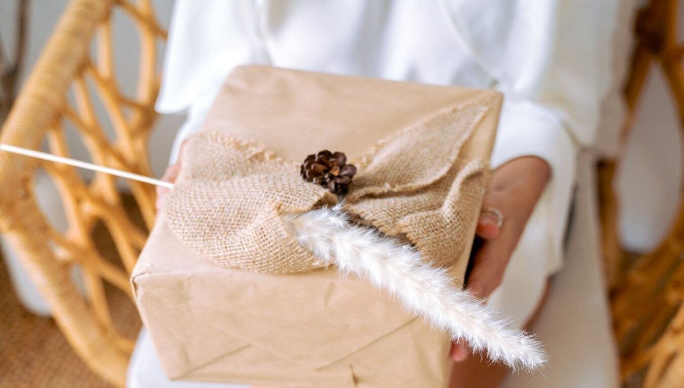 Brides Guide: 7 Sentimental Gifts That Show You Care