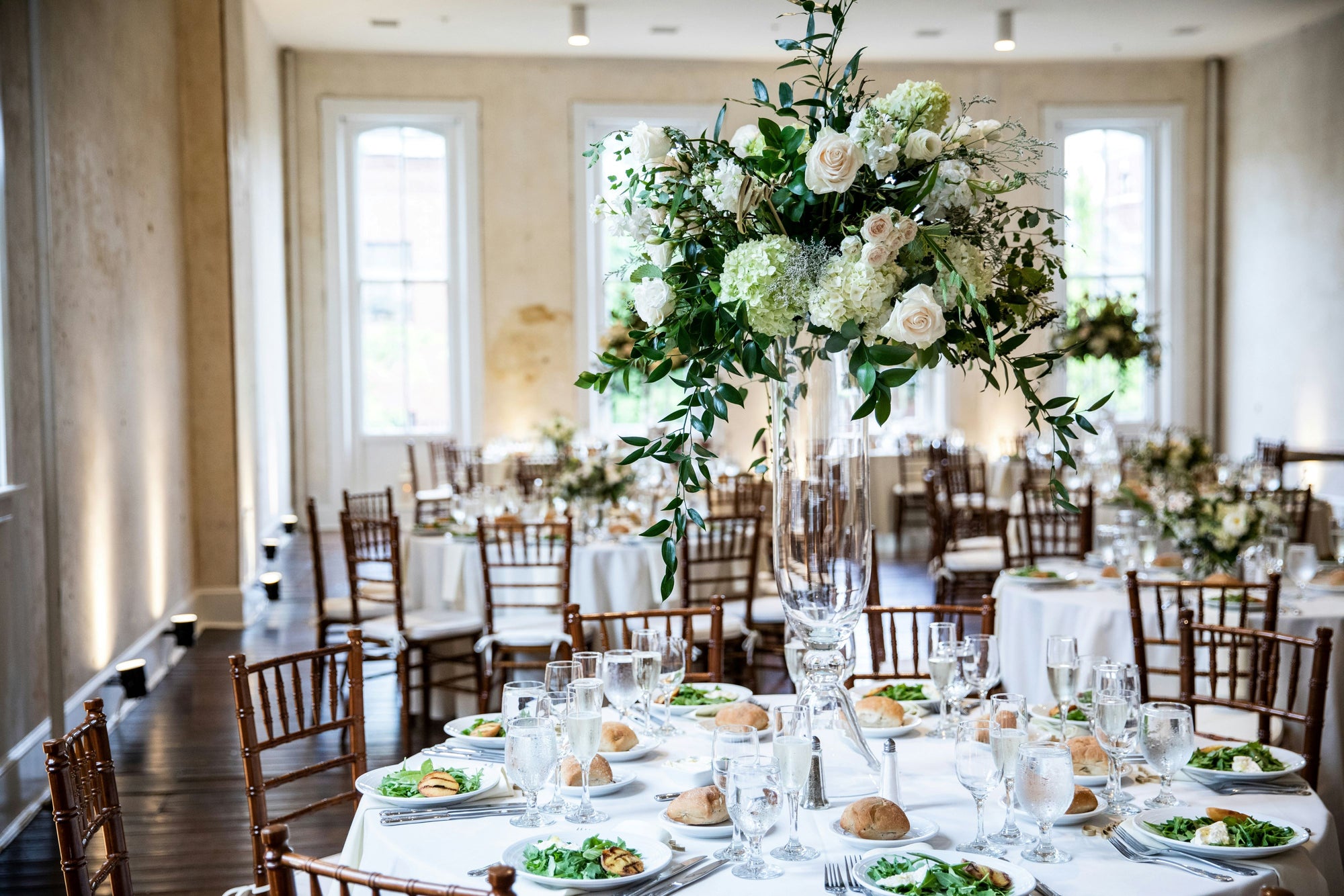 How to Create Elegant Wedding Centerpieces