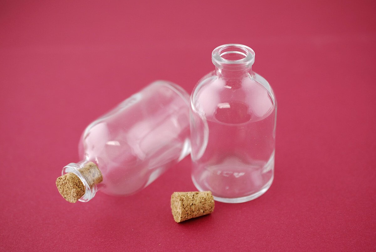 https://quickcandles.com/cdn/shop/products/mini-glass-bottles-with-cork-3-3_1200x.jpg?v=1591210250